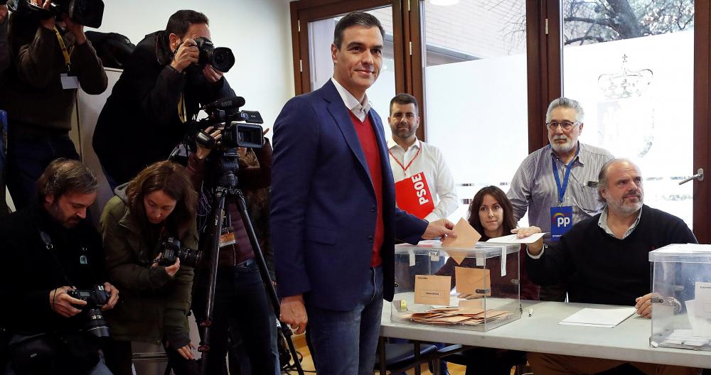 Pedro Sánchez vota en las elecciones de 2019