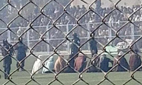 Los talibanes vuelven a recurrir a estadios de fútbol llenos para castigos públicos