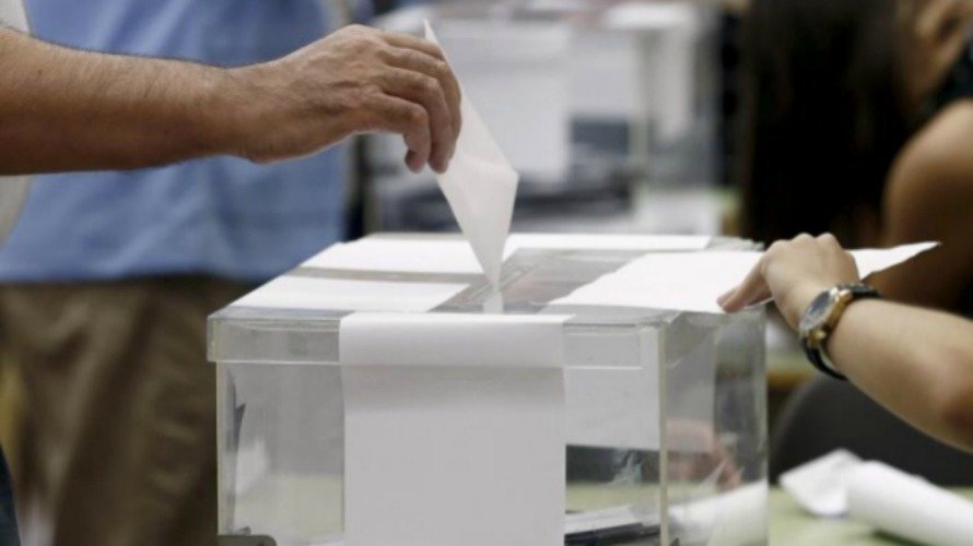 Un hombre deposita su voto en una urna electoral
