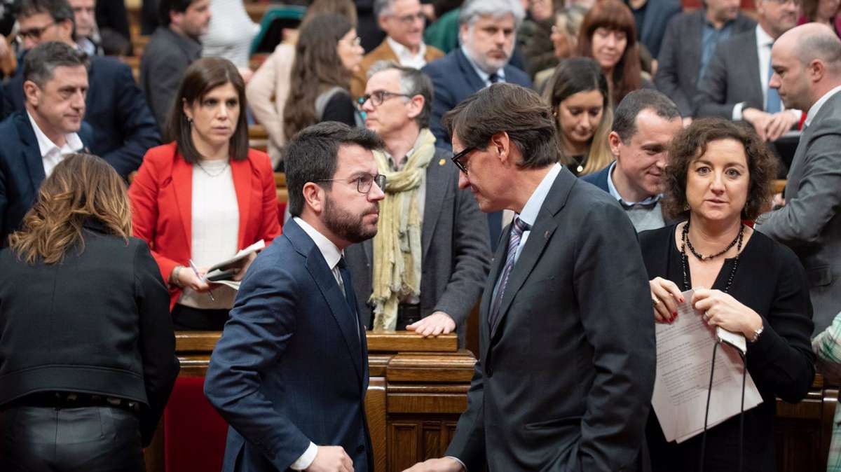 El presidente de la Generalitat, Pere Aragonès (i), y el líder del PSC, Salvador Illa (d), conversan durante una sesión plenaria en el Parlament.