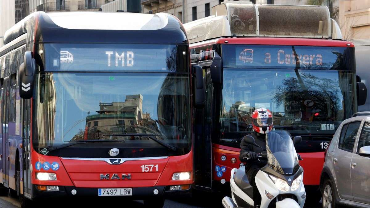 La Fiscalía pide prisión para un conductor de autobús de Barcelona que tiró el velo a una pasajera al grito de "vete a tu país"