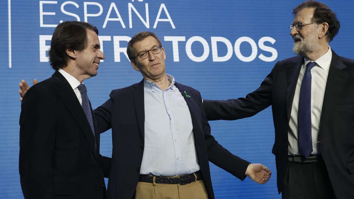 Feijóo exhibe la unión del PP junto a Aznar y Rajoy en Valencia