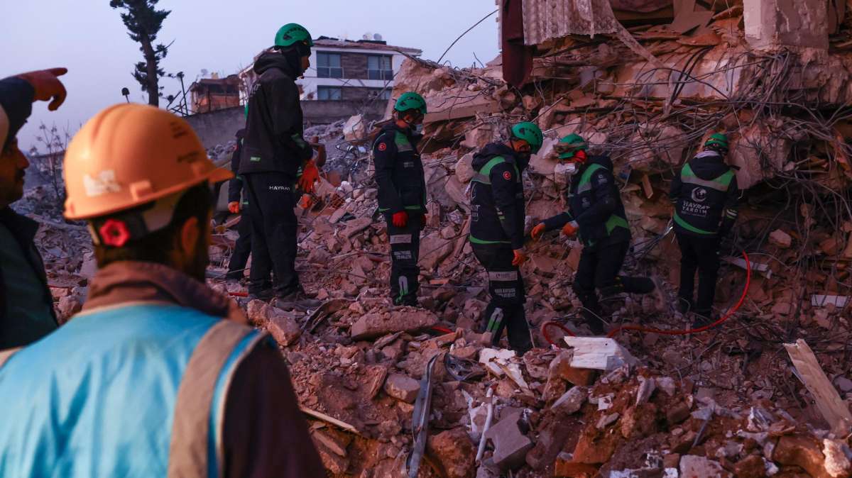 Tres personas rescatadas tras pasar 260 horas entre los escombros en Turquía