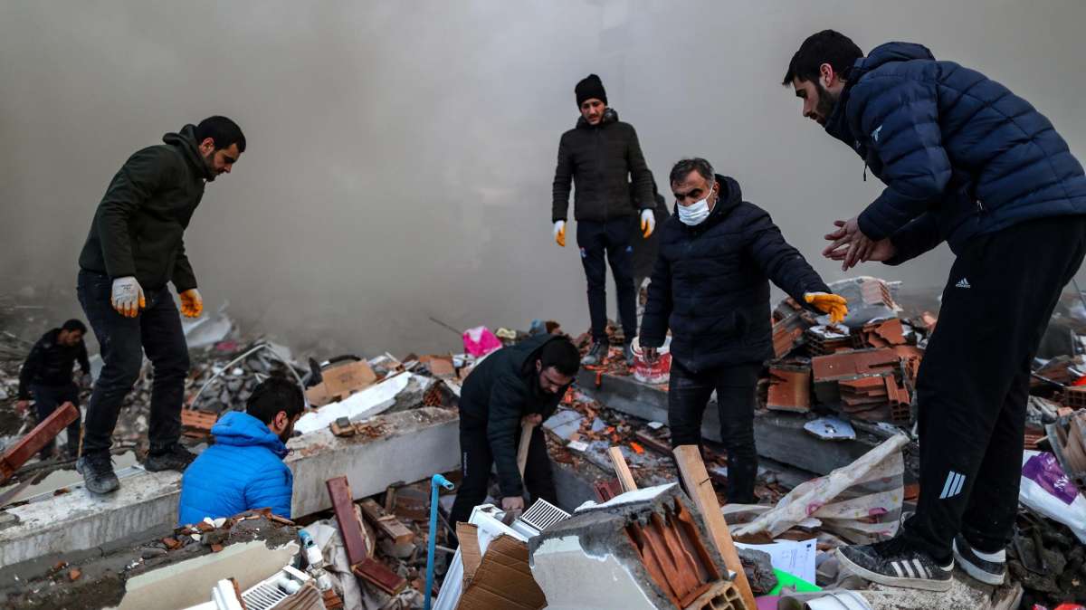 Búsqueda contrarreloj de supervivientes entre los escombros de miles de edificios de Turquía y Siria
