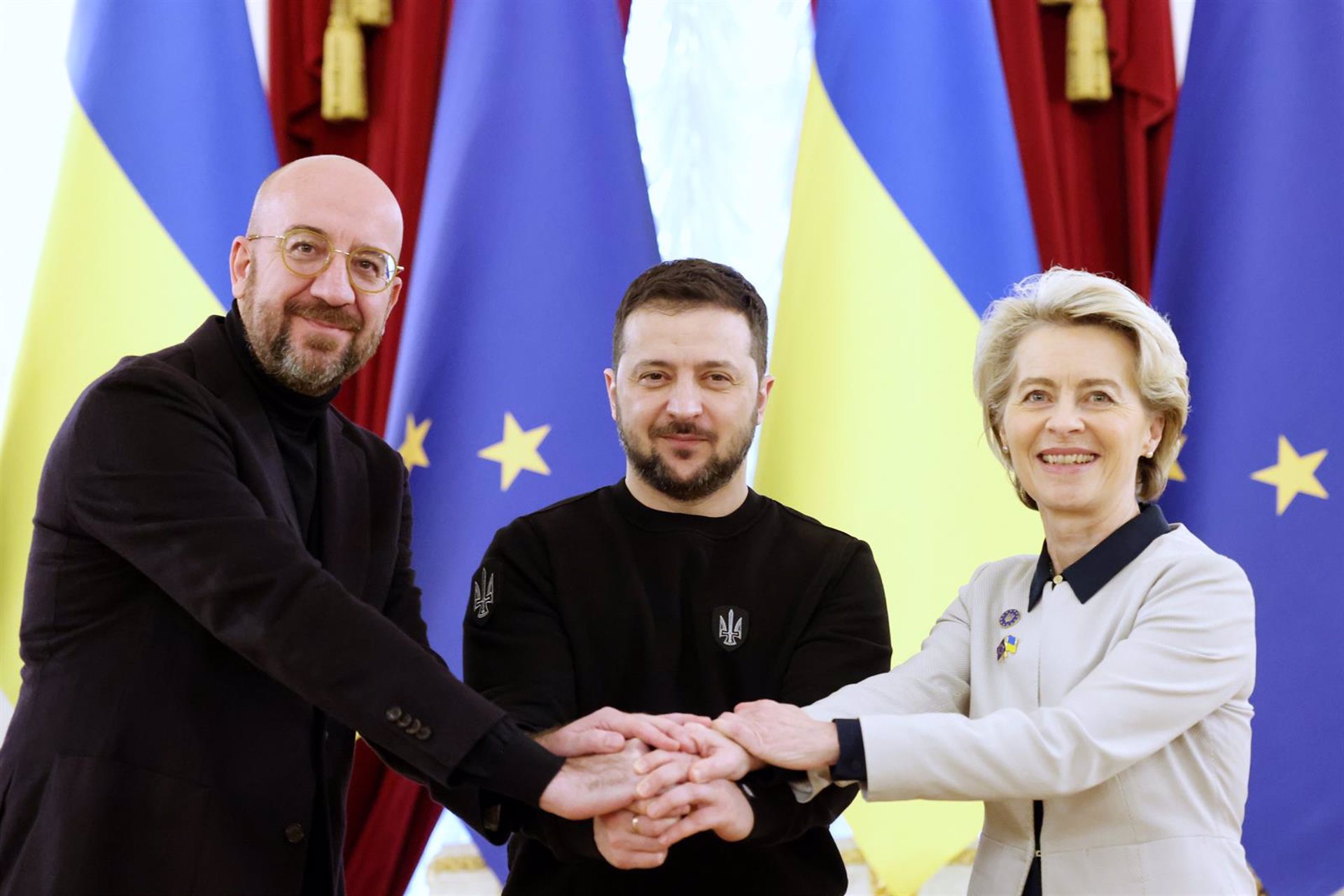 Charles Michel, Volodimir Zelenski y Ursula Von der Leyen se saludan durante una reunión en Kiev.