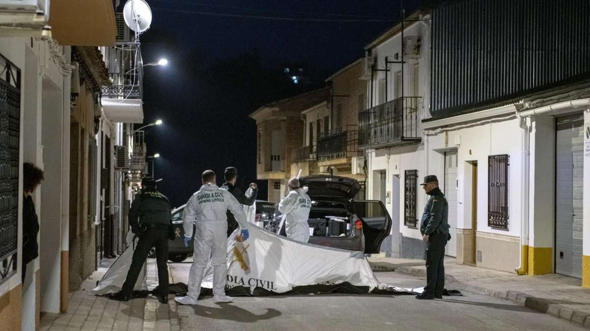 Efectivos de la Guardia Civil este miércoles en una zona acordonada frente a una vivienda de Villanueva del Arzobispo donde ha sido hallado muerto un matrimonio.