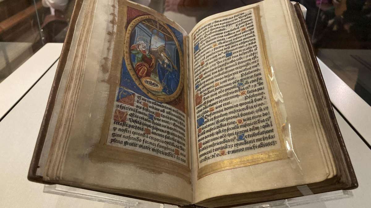 El libro de horas que perteneció a Catalina de Aragón, en una vitrina en el castillo de Hever.