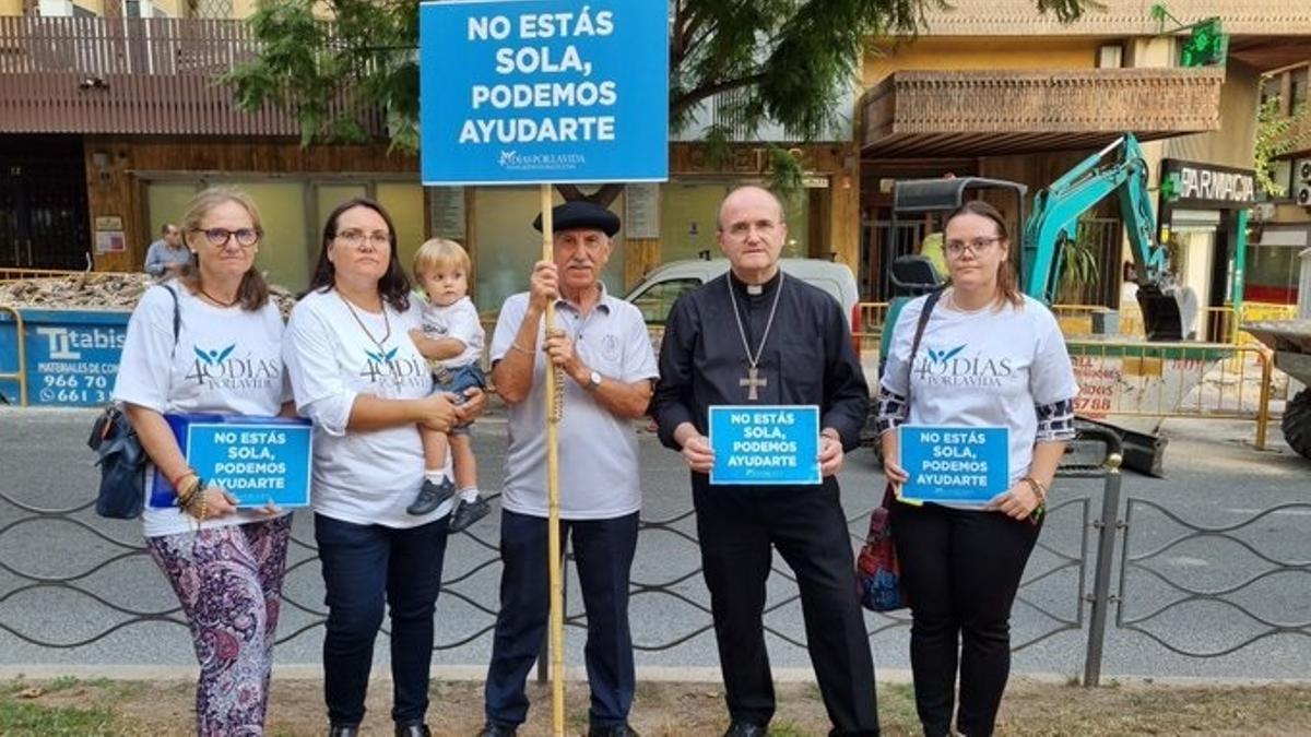 El obispo de Alicante acusa a Feijóo de "traición" por apoyar la ley del aborto: "Está sobrando en el Partido Popular"