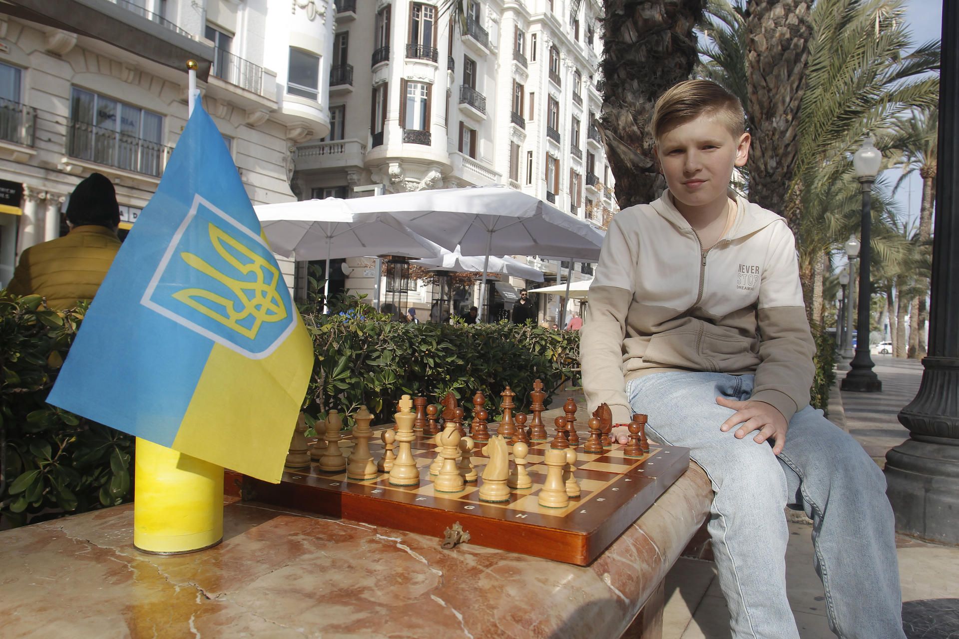 El pequeño Myroslav, con su inseprable ajedrez en la Explanada de Alicante.