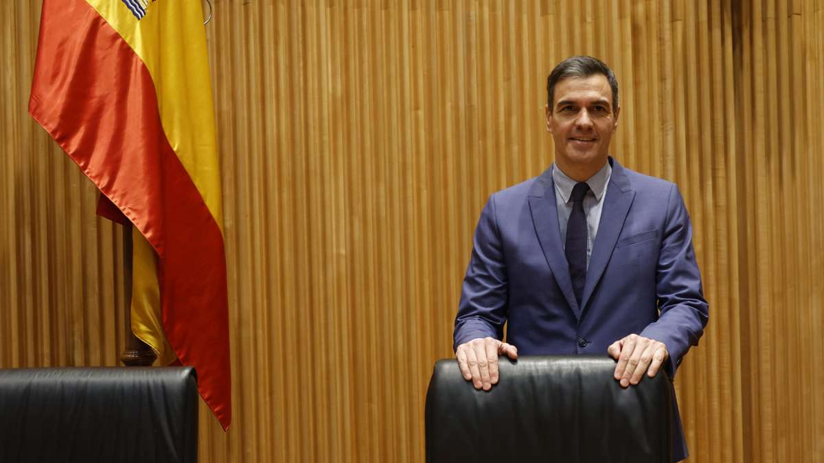 El presidente del Gobierno, Pedro Sánchez, momentos antes de la reunión mantenida este martes en el Congreso con diputados y senadores socialistas.