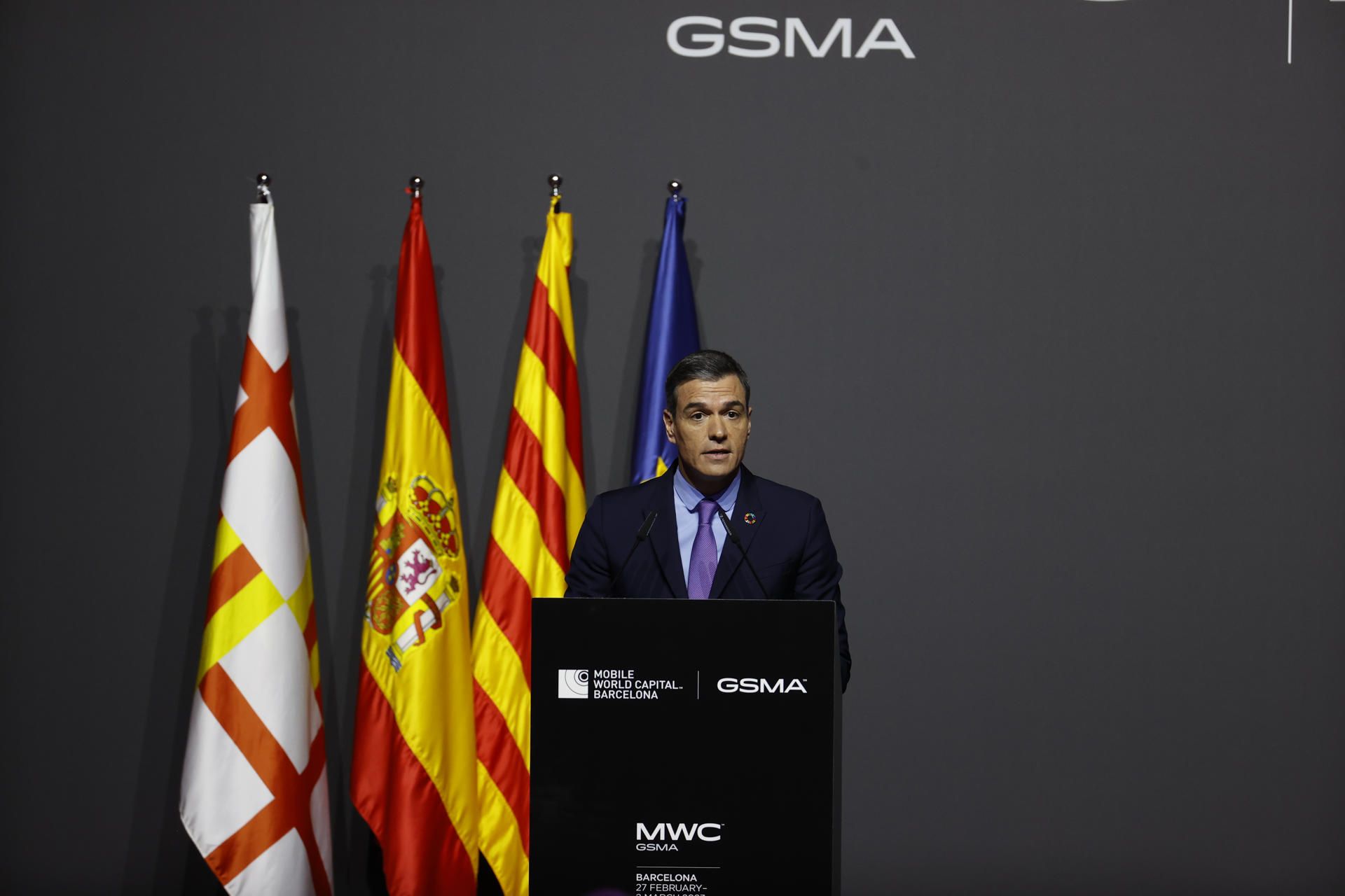  El presidente del Gobierno, Pedro Sánchez, pronuncia unas palabras en la cena oficial del Mobile World Congress de Barcelona, este domingo.