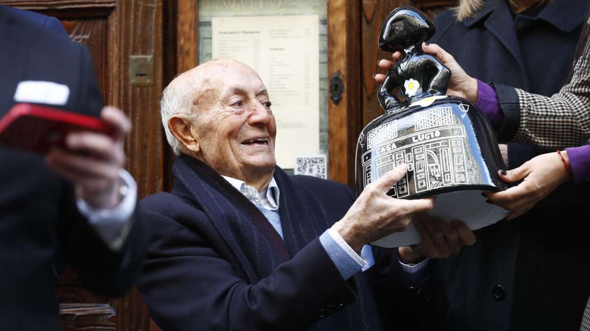 El propietario de Casa Lucio, Lucio Blázquez durante el homenaje con motivo de su 90º aniversario de su famoso plato, los huevos rotos, en su restaurante en la Cava Baja este martes.
