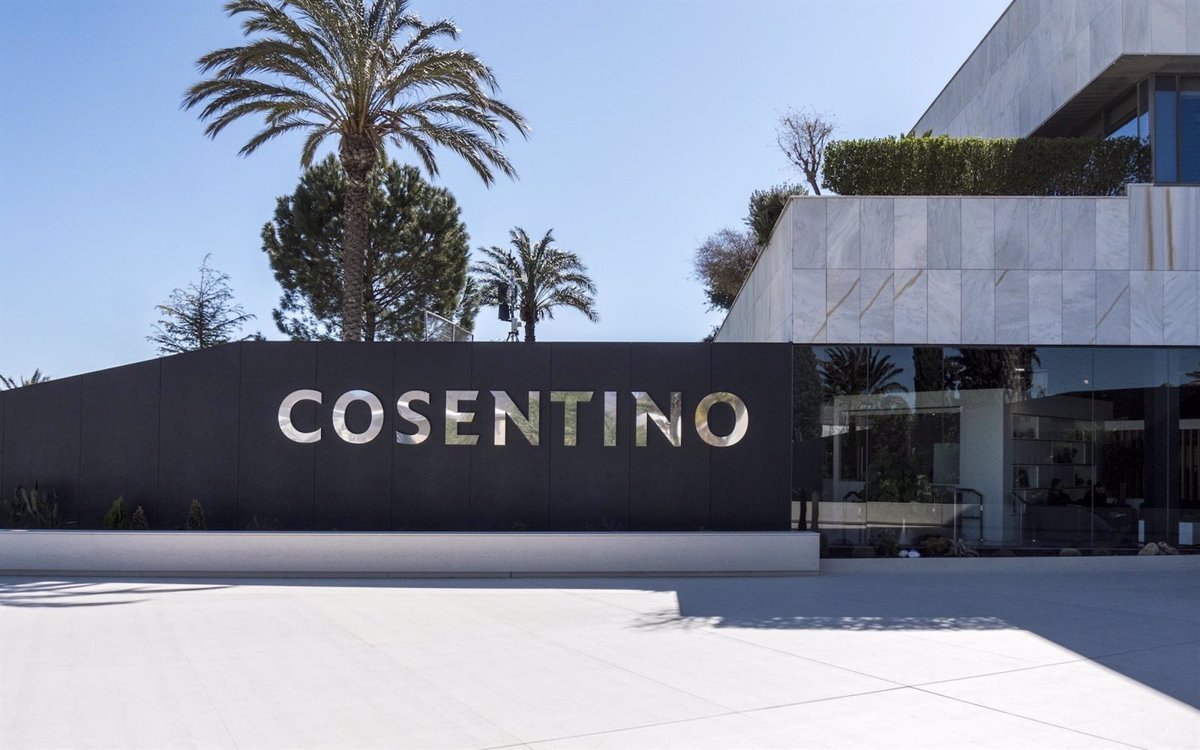 Entrada a la sede del Grupo Cosentino en Cantoria, Almería.