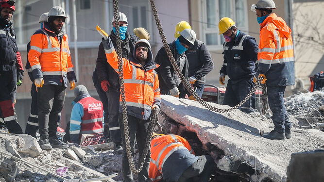 Nuevo milagro bajo los escombros: rescatado un niño 182 horas después del terremoto de Turquía