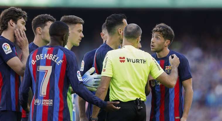 Jugadores del FC Barcelona y el árbitro en un momento del partido.