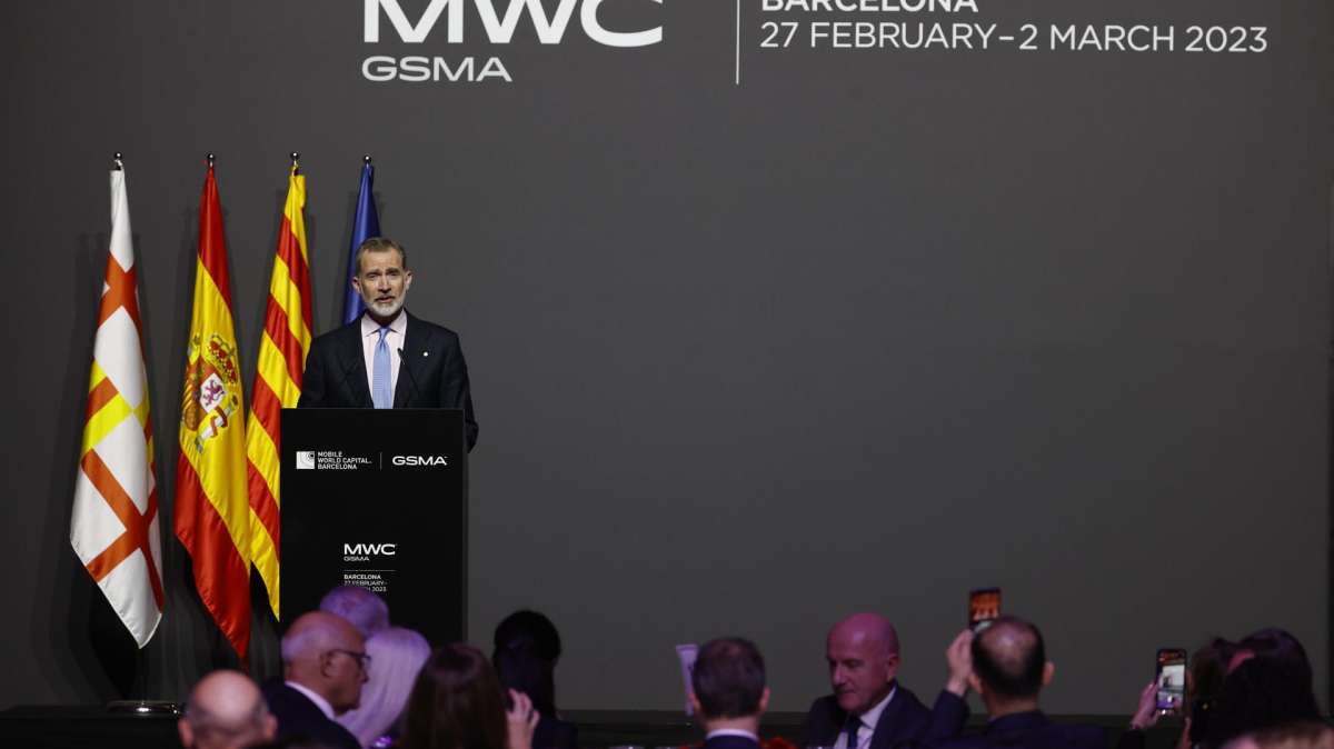 Felipe VI pronuncia unas palabras en la cena oficial del Mobile World Congress de Barcelona, este domingo.