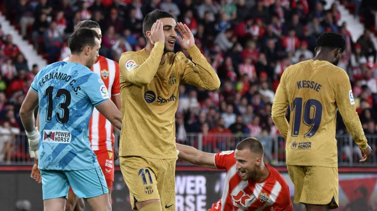 Ferrán Torres lamenta una ocasión durante el encuentro entre el Almería y el FC Barcelona.