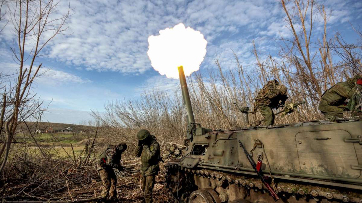 Fuerzas de la República de Donetsk disparan un mortero 2S4 'Tulipán' cerca de Bajmut.