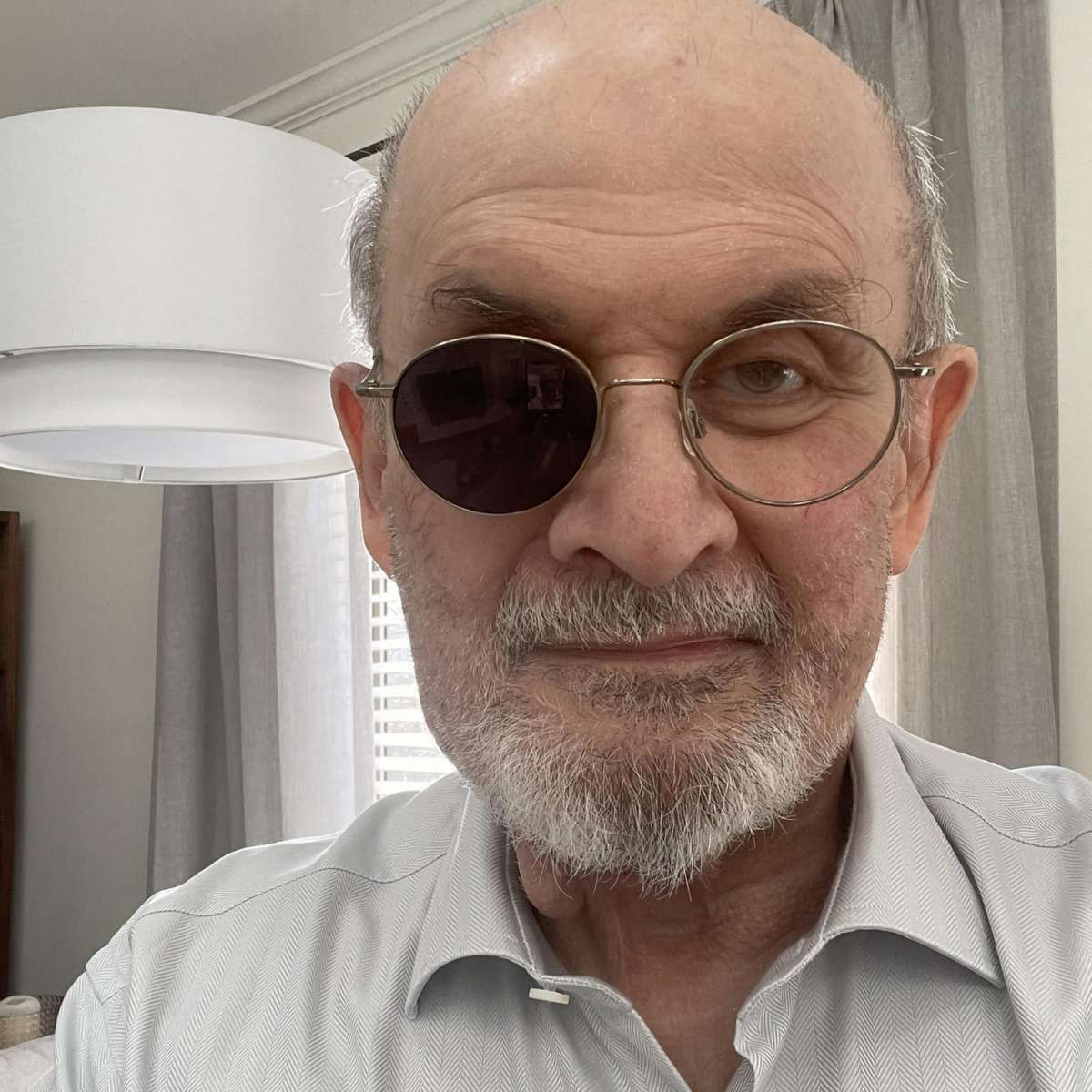 Salman Rushdie reaparece tras el ataque: "Ahora que casi me muero, todos me aman"