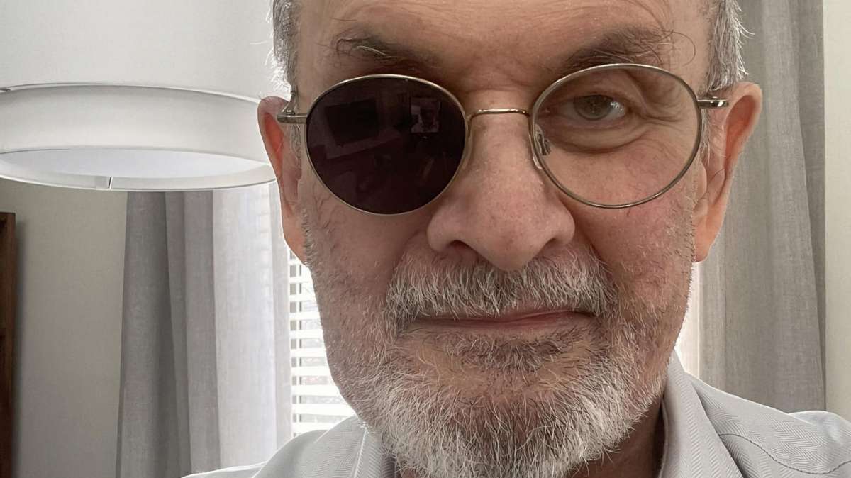 El escritor Salman Rushdie reaparece tras el ataque: "Ahora que casi me muero, todos me aman"