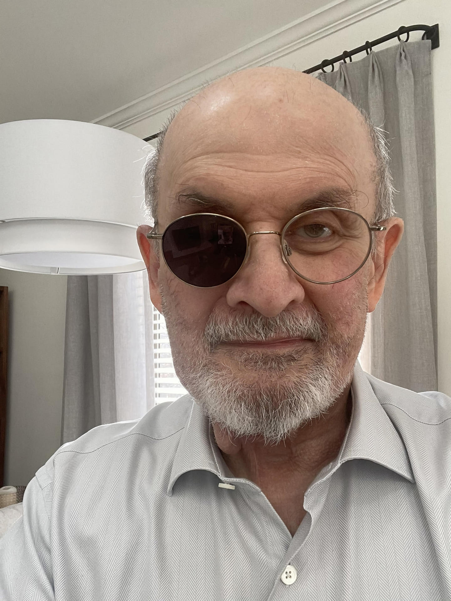 Fotografía publicada por el escritor Salman Rushdie en su cuenta de Twitter.