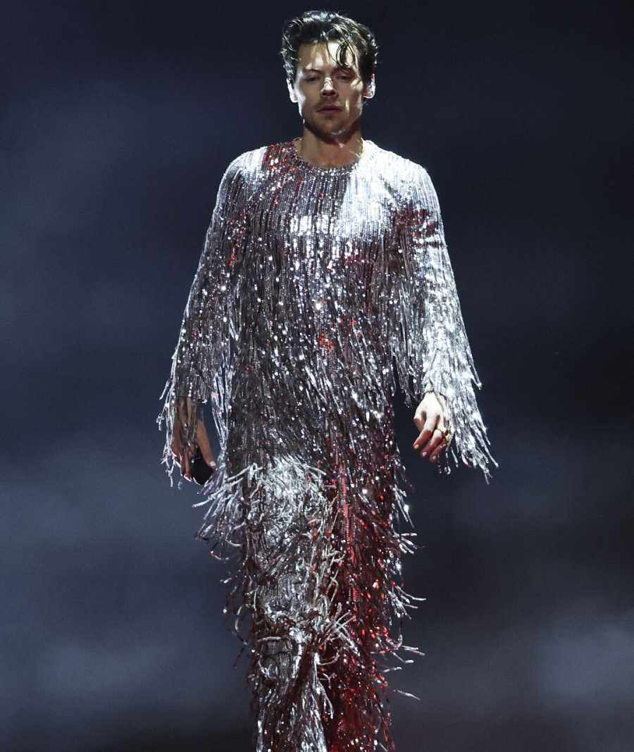 Harry Styles durante su actuación en los Grammys 2032 con un traje de flecos al puro estilo Salomé.