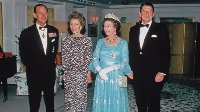 Isabel II y Felipe de Edimburgo con el presidente de Estados Unidos Ronald Reagan y su mujer Nancy Reagan