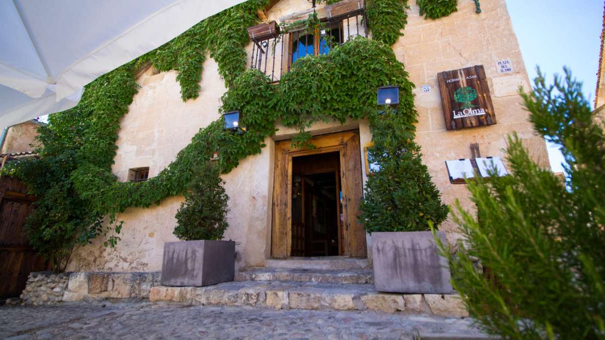 Un restaurante de Segovia cobra 4,5€ por servir agua del grifo: "No somos una ONG"