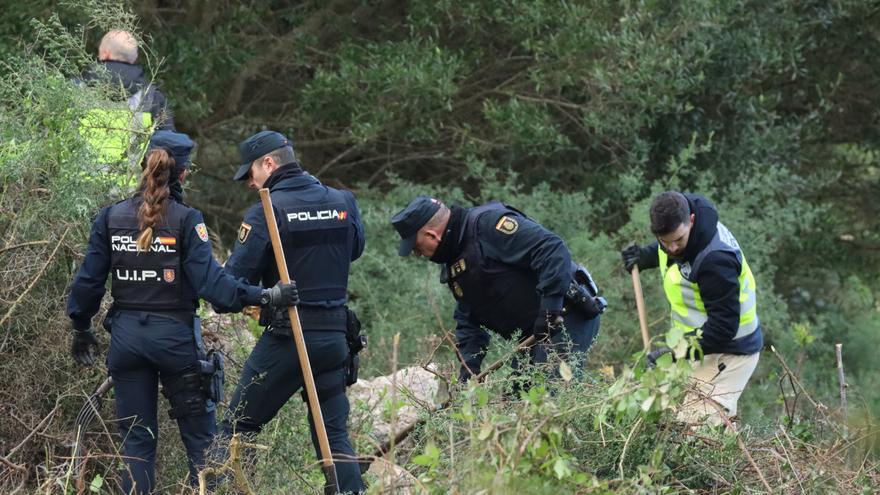 La Policía trabaja en la zona en la que supuestamente tiraron el cadáver del joven asesinado en Ceuta.