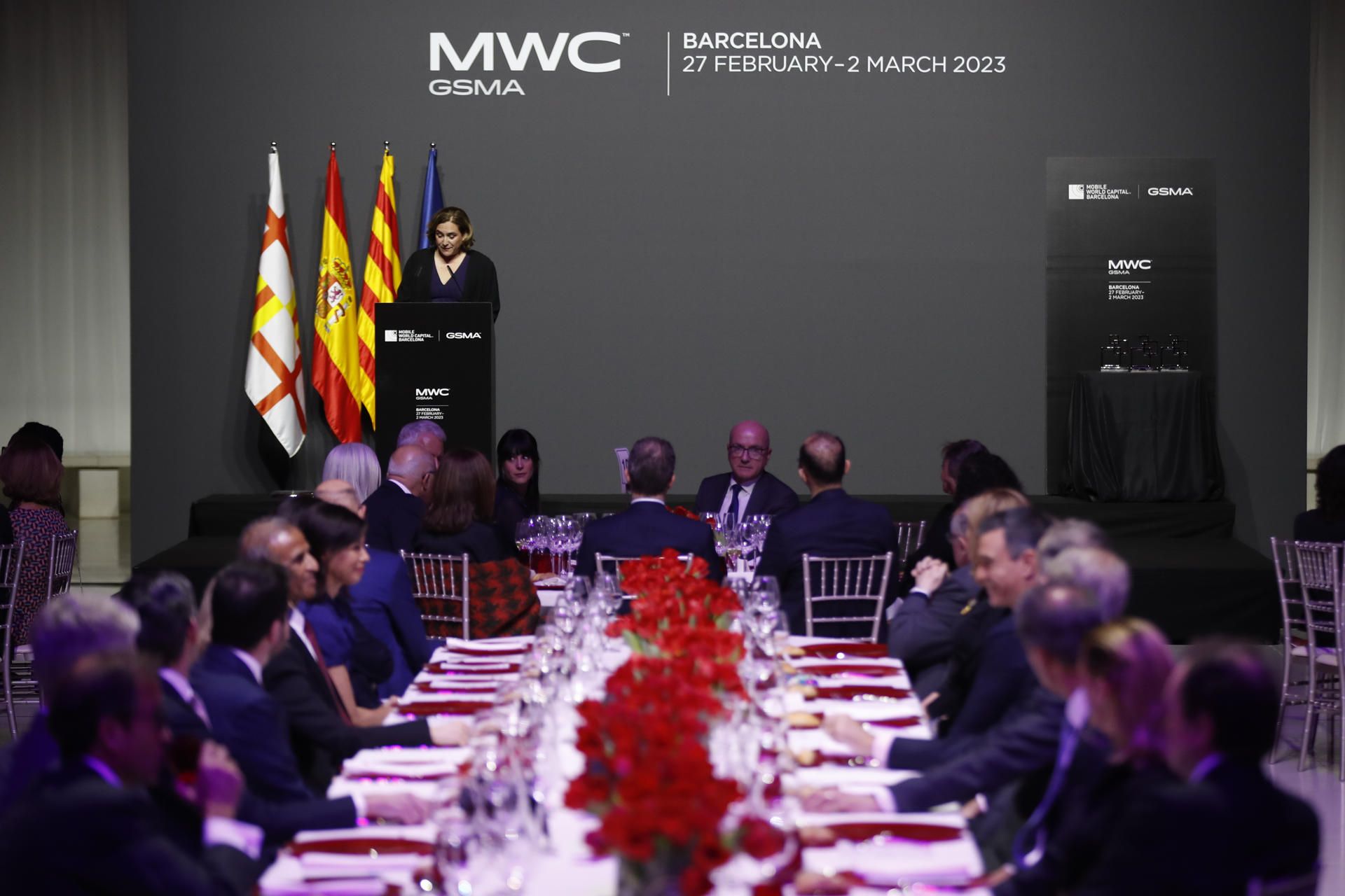 La alcaldesa de Barcelona Ada Colau (fondo i.) pronuncia unas palabras en la cena oficial del Mobile World Congress de Barcelona, este domingo. 