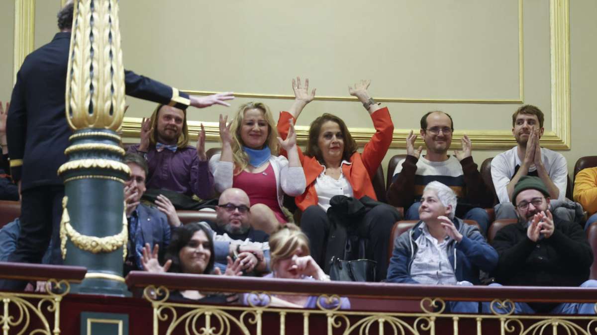 La exdiputada socialista en la Asamblea de Madrid Carla Antonelli (c) junto a representantes de colectivos de personas trans y LGTB en el Congreso.