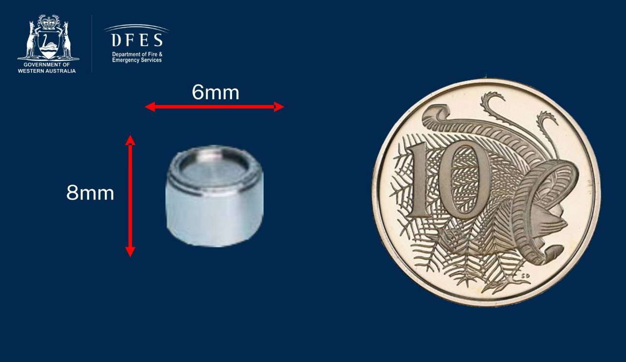 La foto que compara el tamaño de la pequeña cápsula radiactiva con una moneda de diez peniques.