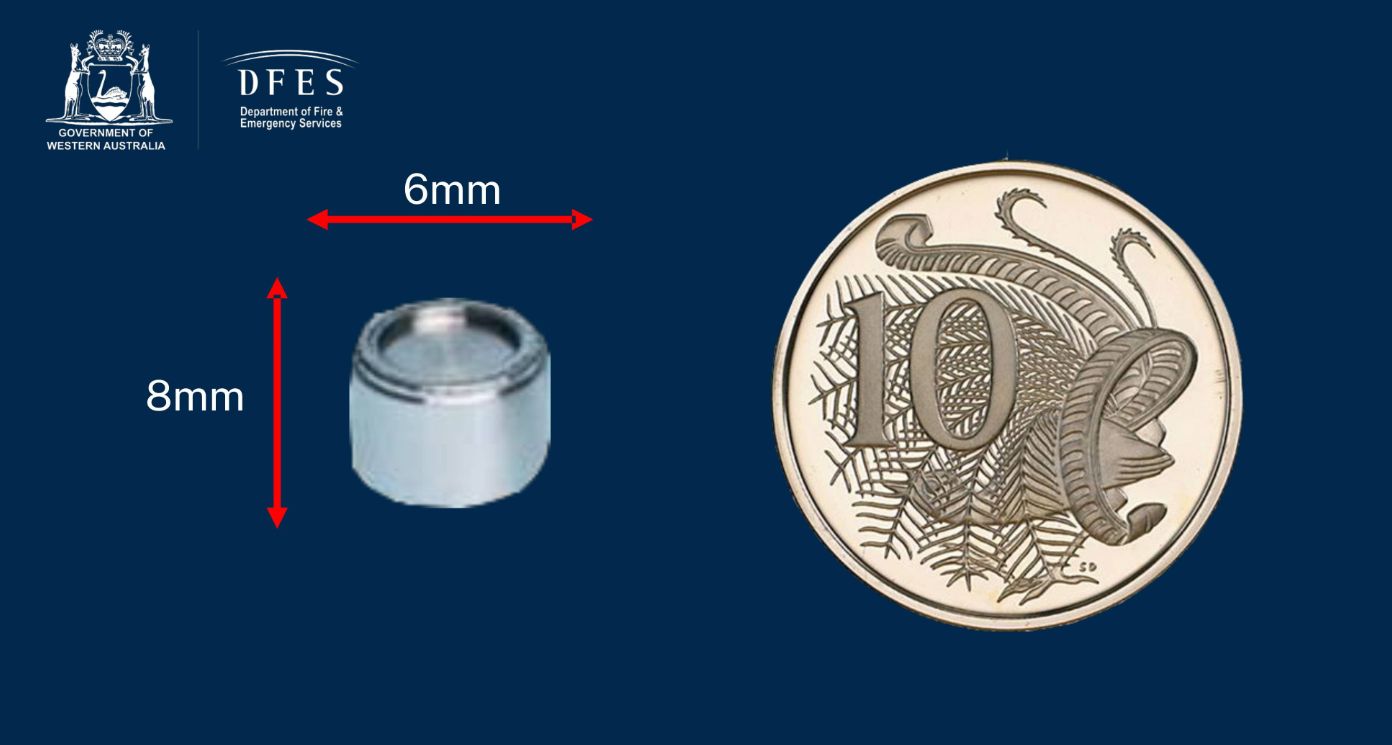 La foto que compara el tamaño de la pequeña cápsula radiactiva con una moneda de diez peniques.