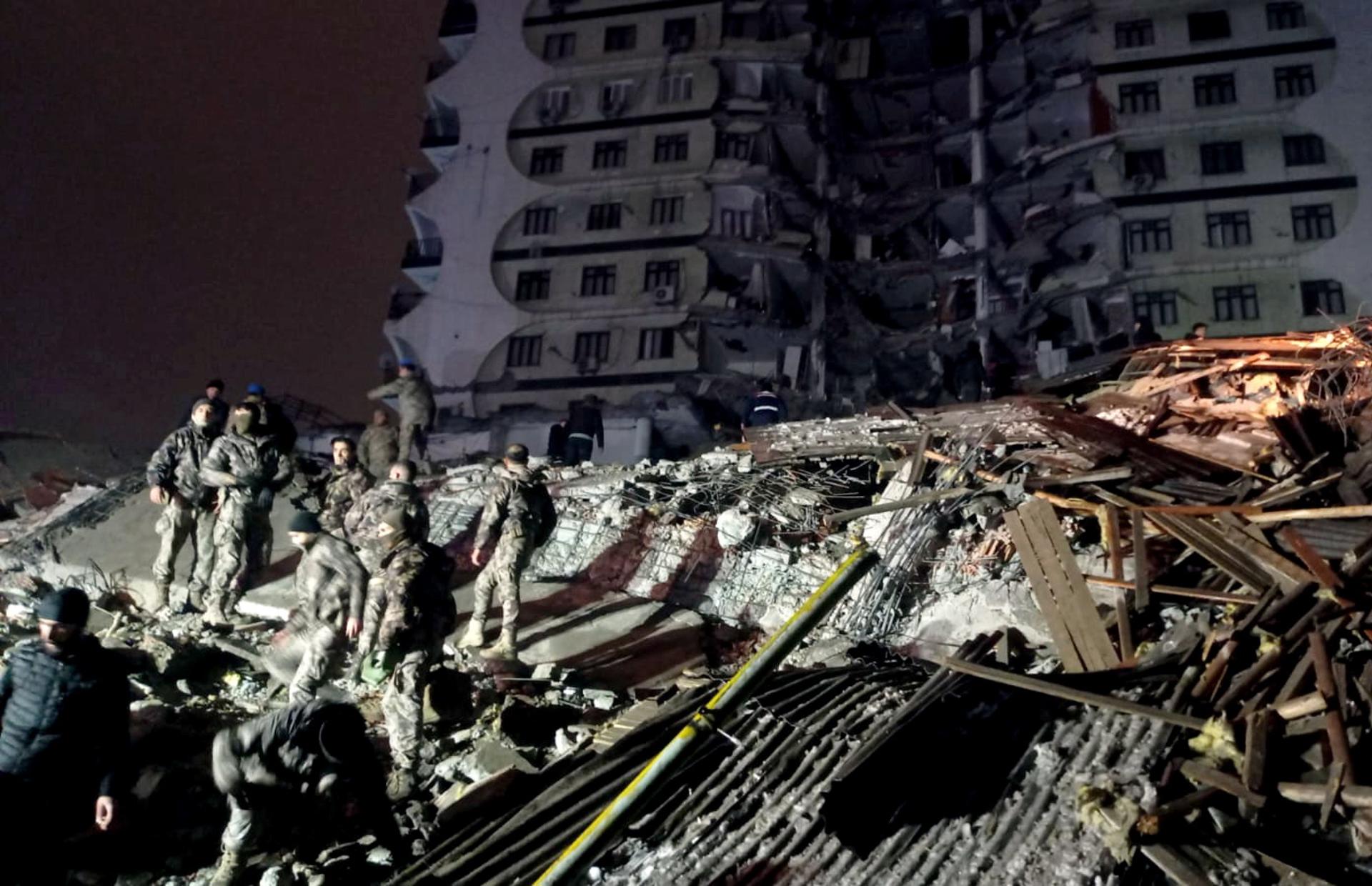 Los equipos de rescate turcos trabajan en los escombros de un edificio.