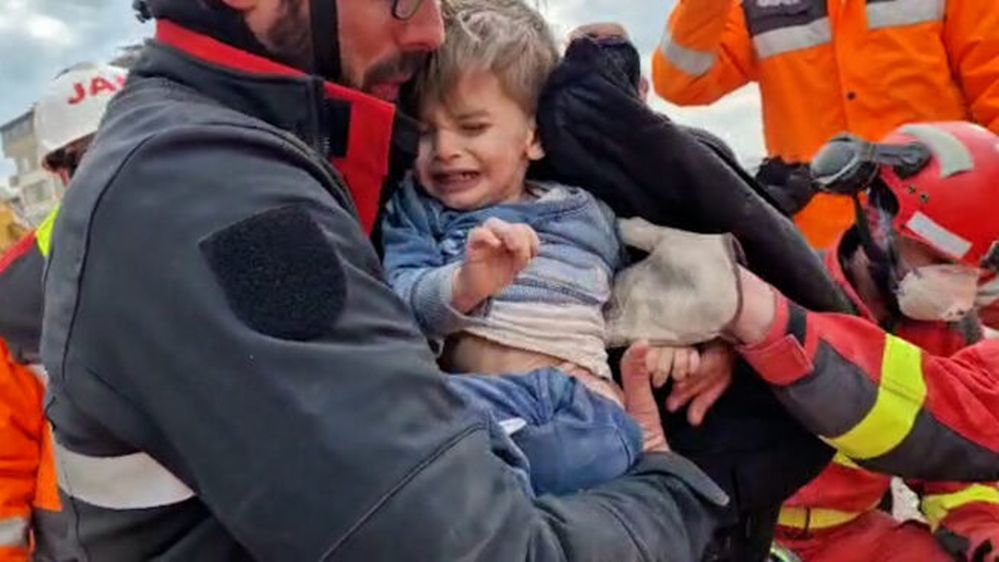 Fotograma de efectivos de la UME en Turquía rescatando con vida a los dos niños y a su madre.
