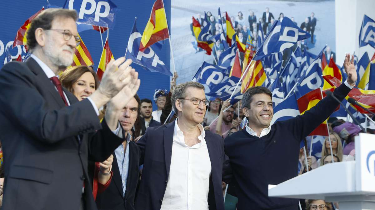 Feijóo, tras exhibir la unión del PP con Aznar y Rajoy en Valencia: "De aquí salimos enchufados"