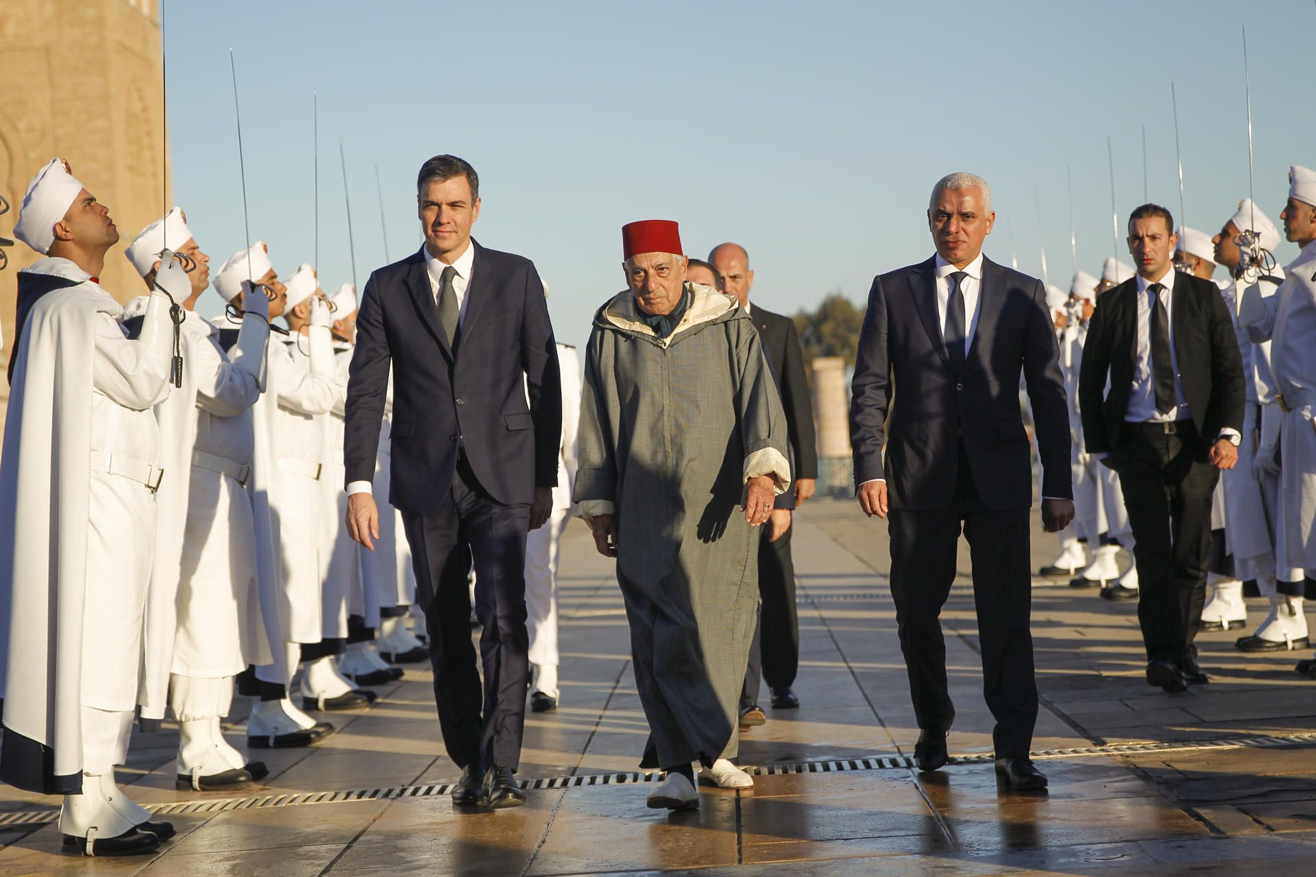 Pedro Sánchez visita el Mausoleo Mohamed V en Rabat (Marruecos) junto al portavoz del Palacio Real, Abdelhak Lamrini, y el ministro marroquí de Sanidad, Khalid Ait Taleb.