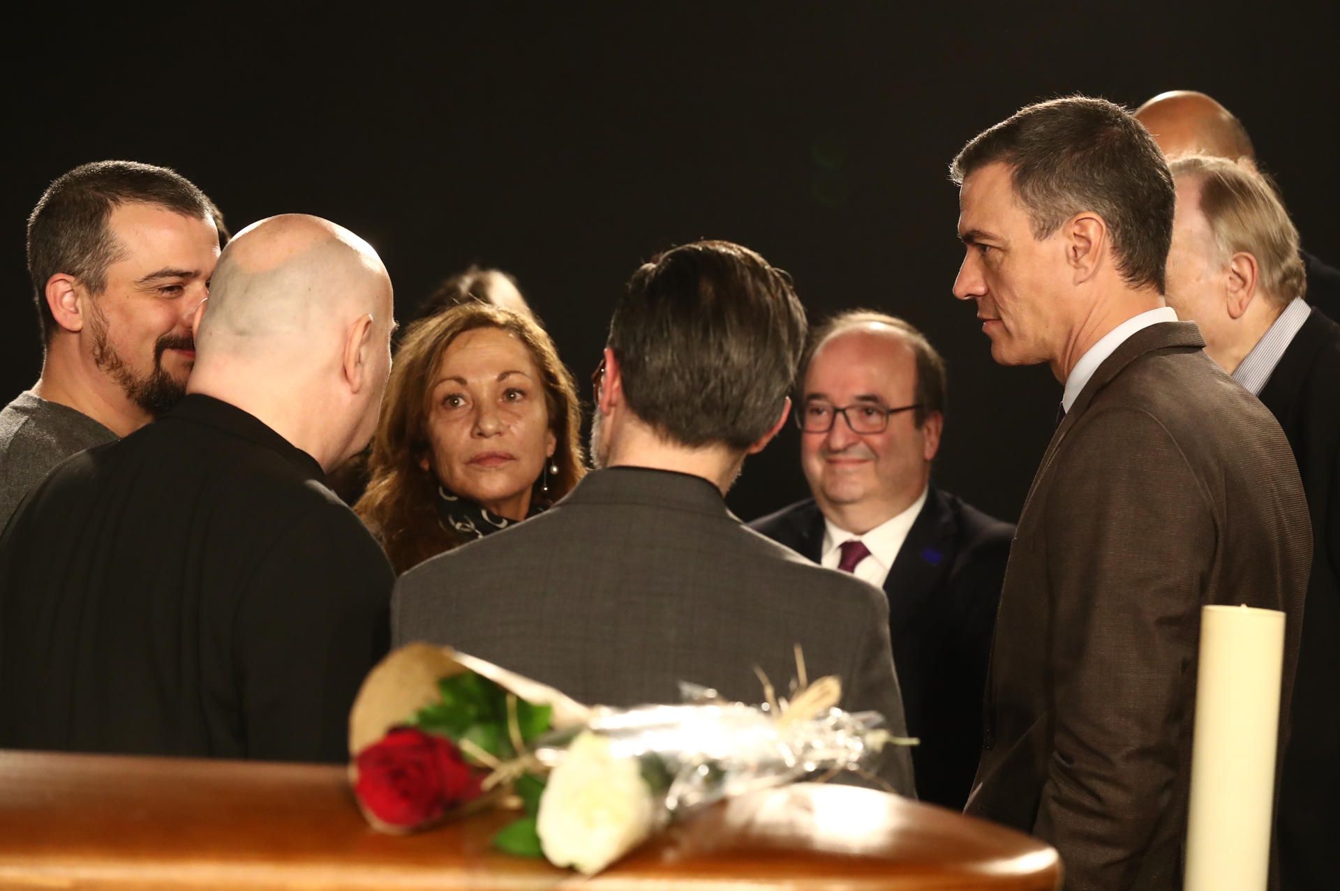 Pedro Sánchez y Miquel Iceta durante su visita este lunes a la capilla ardiente del director de cine Carlos Saura.