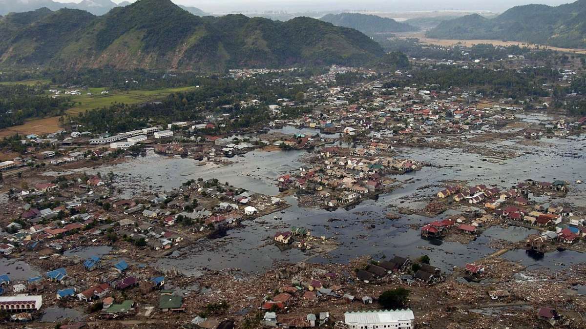 Pueblo en la costa de Sumatra en ruinas debido al tsunami que se originó tras el terremoto de 9,3 del 26 de diciembre de 2004.