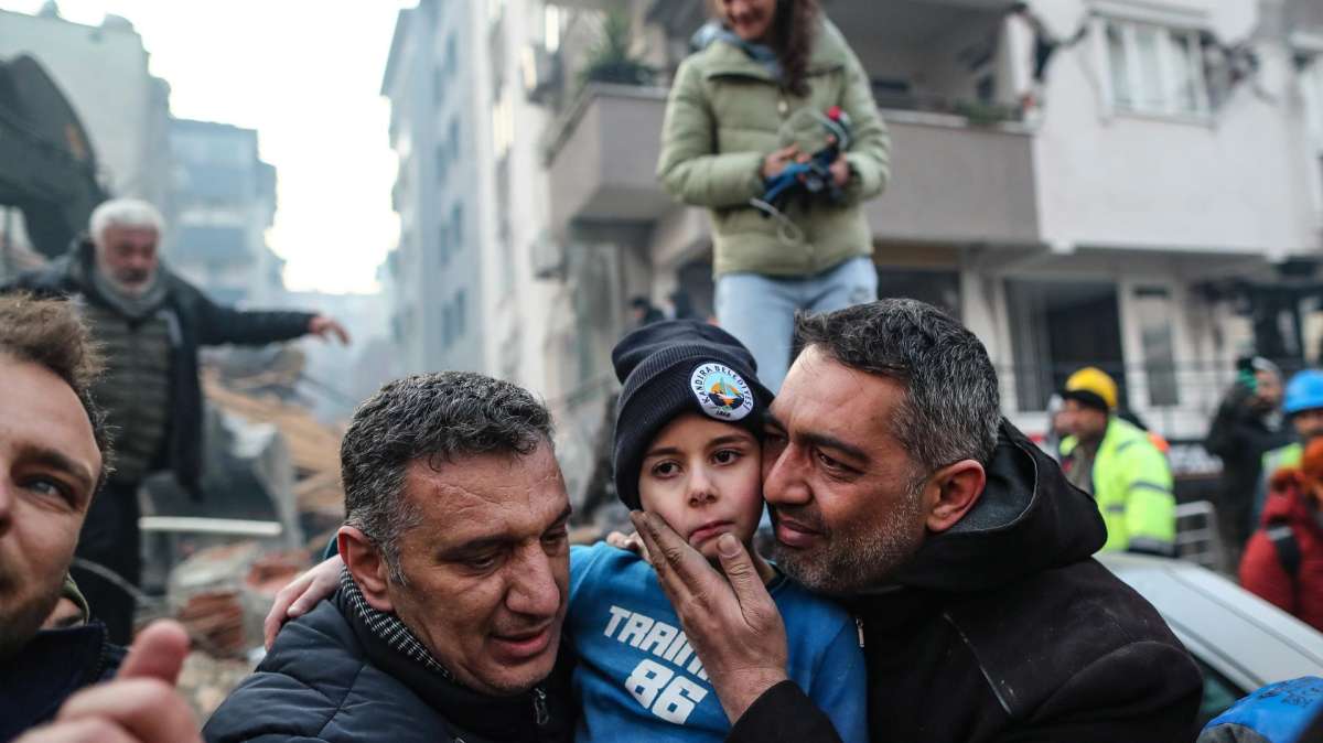 Un niño de ocho años es rescatado de entre los escombros en Hatay, Turquía, 52 horas después del terremoto.