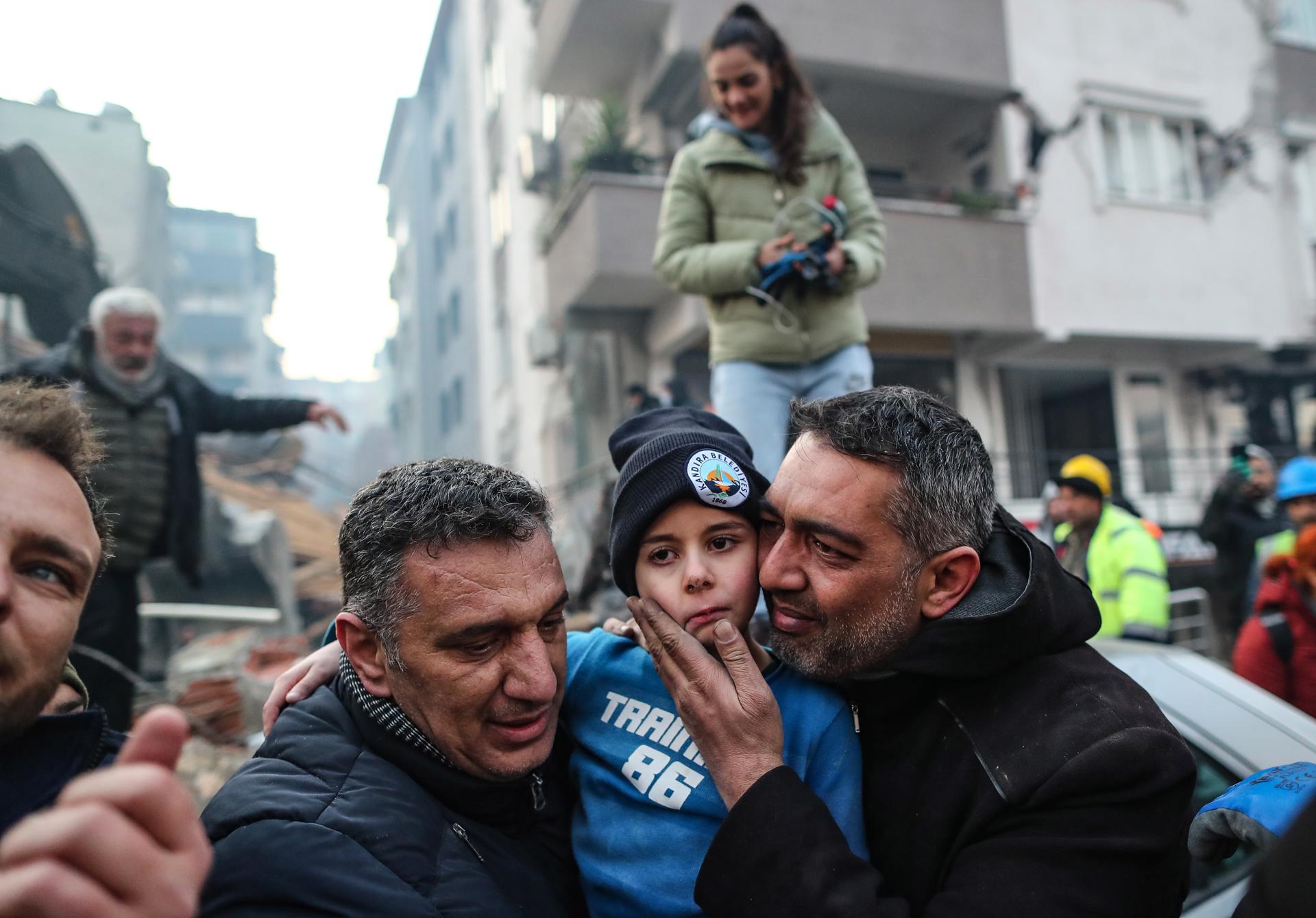 Un niño de ocho años es rescatado de entre los escombros en Hatay, Turquía, 52 horas después del terremoto.
