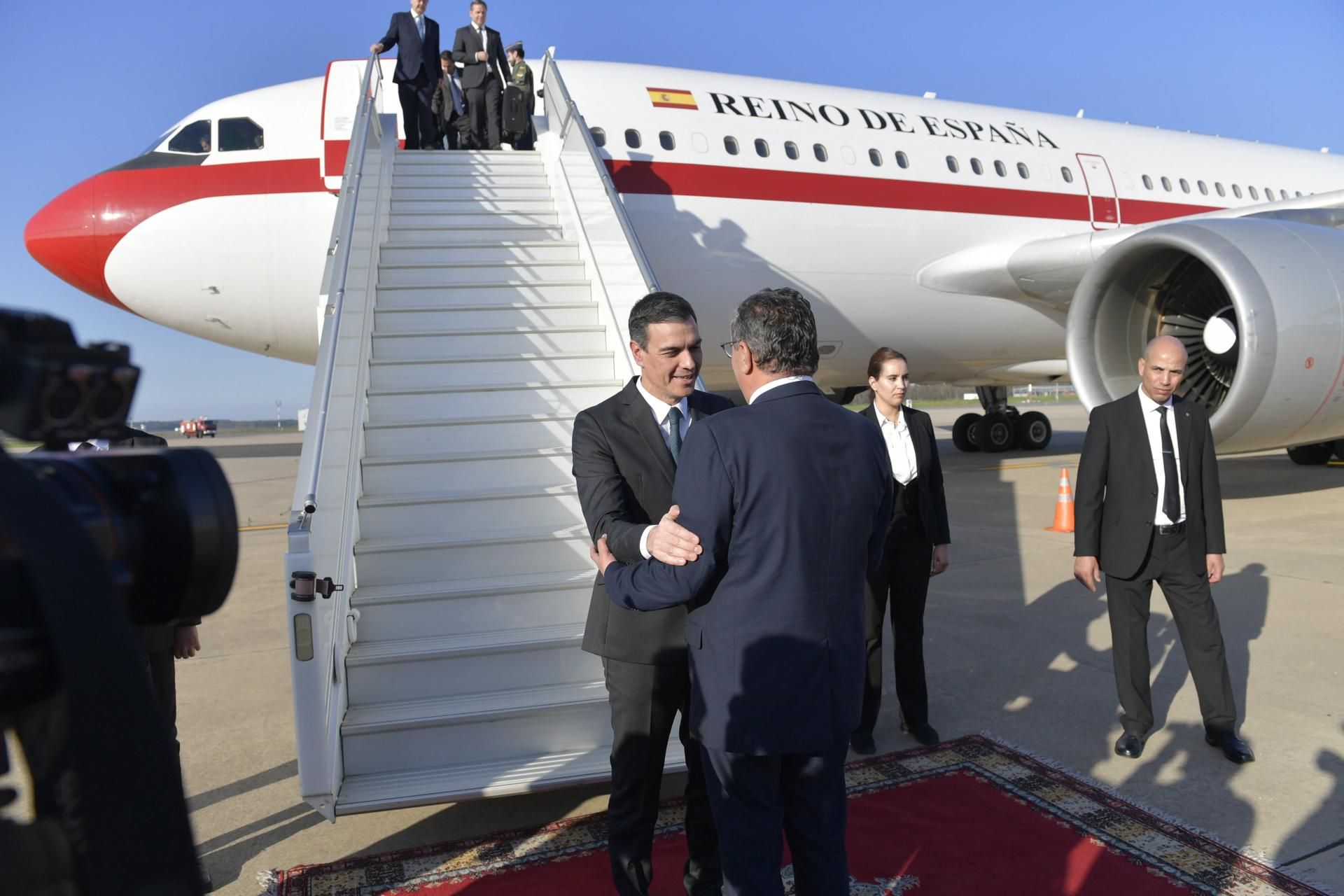 Sánchez es recibido en Rabat por su homólogo marroquí para copresidir la cumbre bilateral.