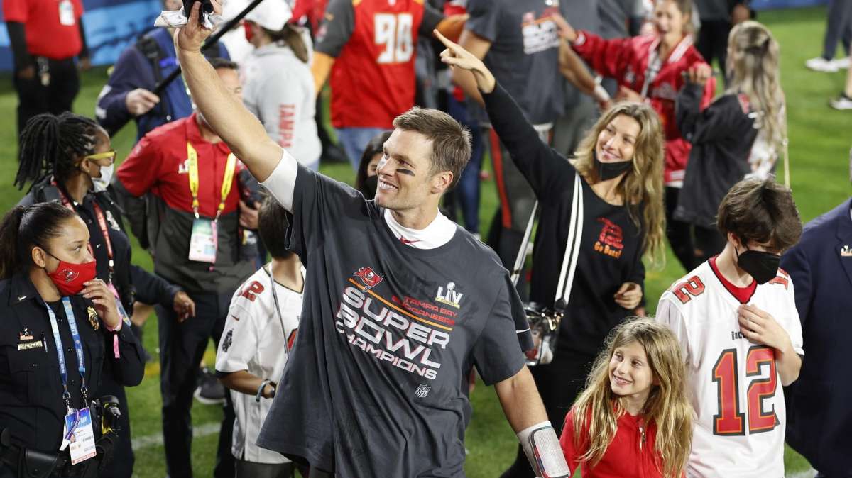 Tom Brady, la mayor leyenda del fútbol americano, cuelga el casco "para siempre"