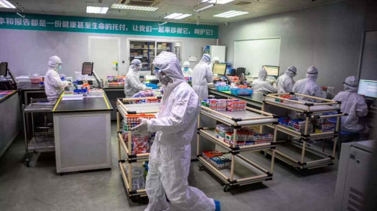 Trabajadores chinos del laboratorio DaAn Gen, en Guangzhou.