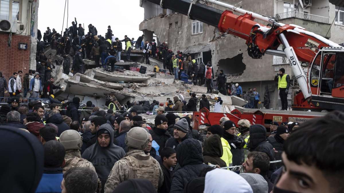 Casi 5.000 muertos en Turquía y Siria tras un terremoto de magnitud 7,8