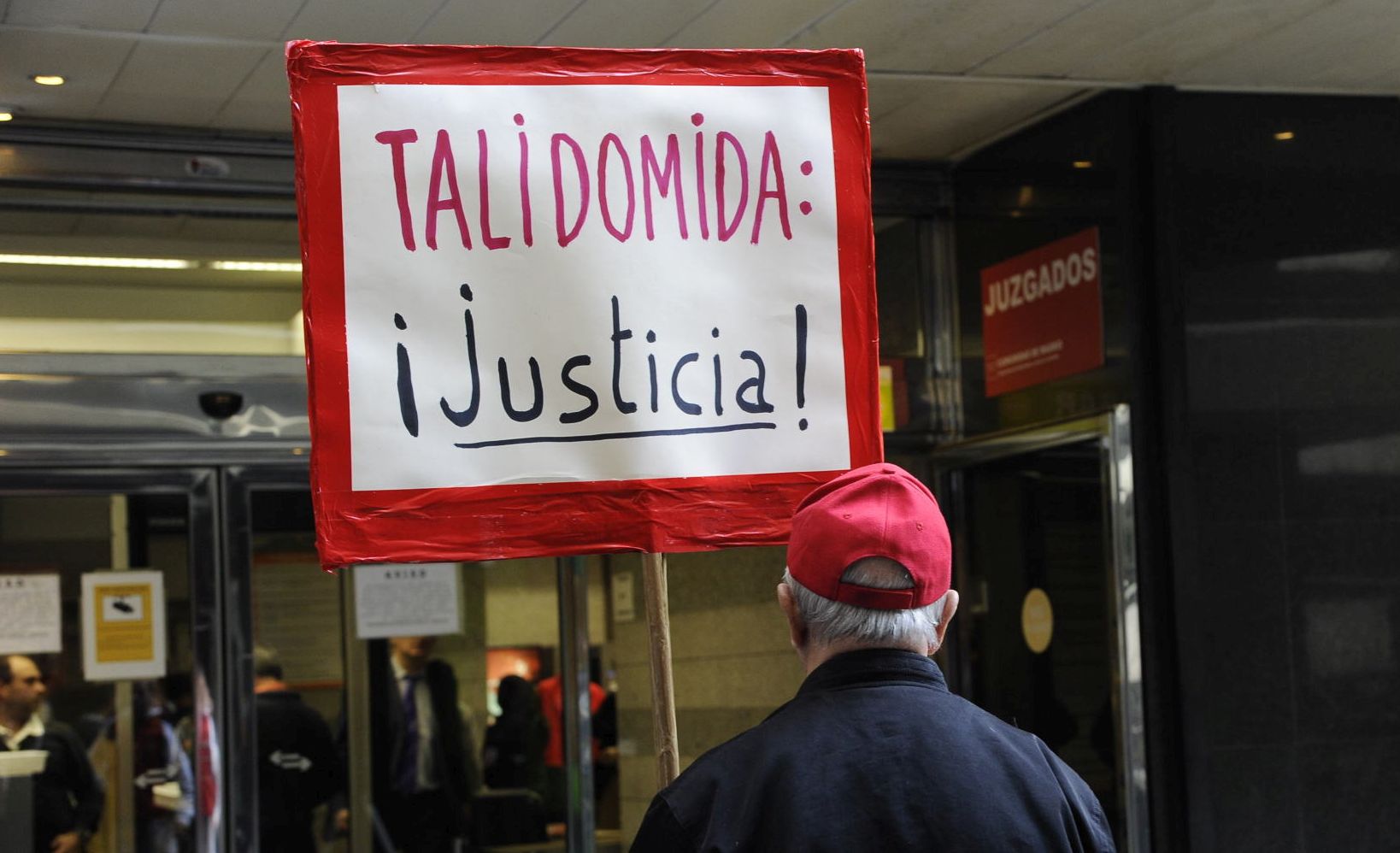 Un hombre pide justicia por los daños causados por la talidomida en España.
