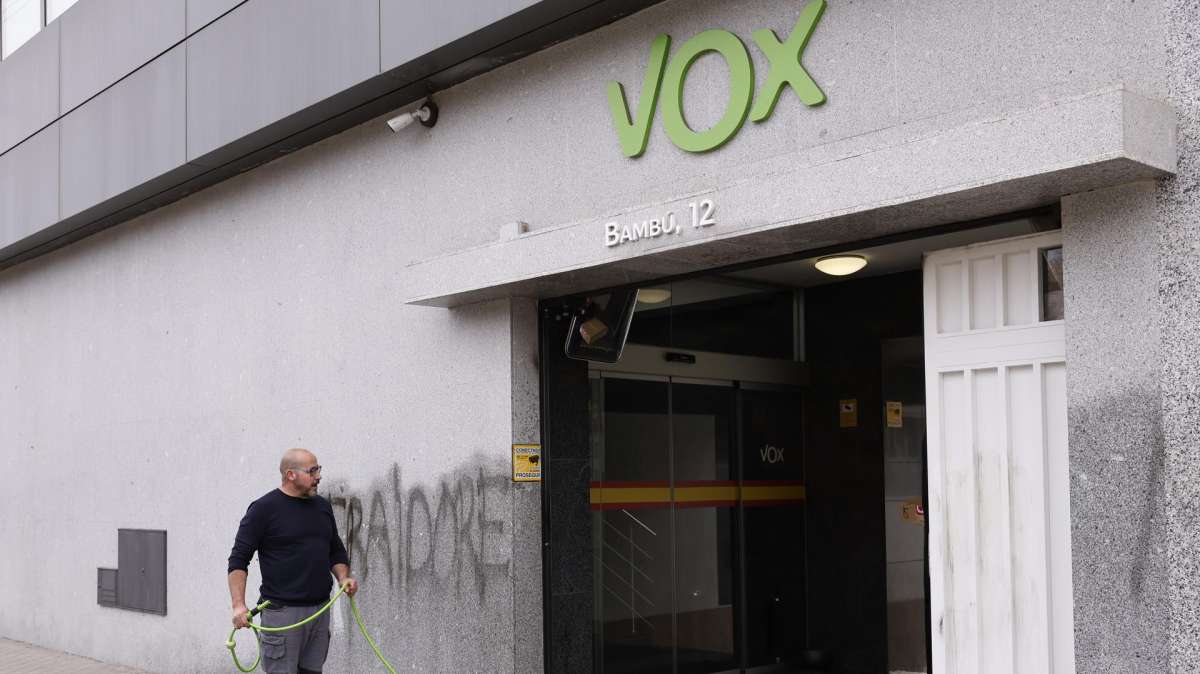 La sede nacional de Vox amanece con pintadas de 'traidores' y 'maricones'