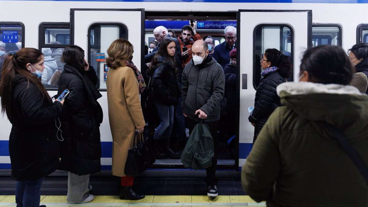 España se quita la mascarilla en el transporte público mil días después