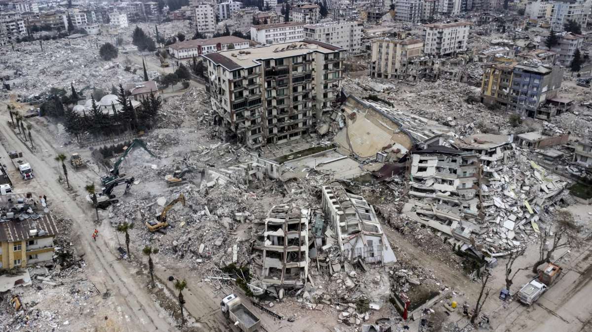 Vista aérea tomada con un dron muestra una vista de los edificios derrumbados después de un poderoso terremoto en Hatay.