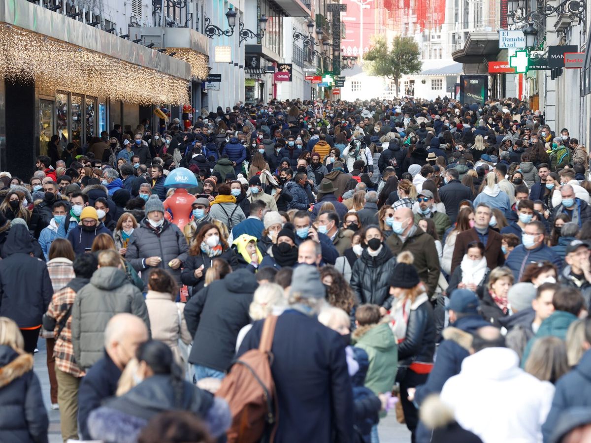 Vista de la gente en la calle Preciados de Madrid el mes de diciembre de 2021. 